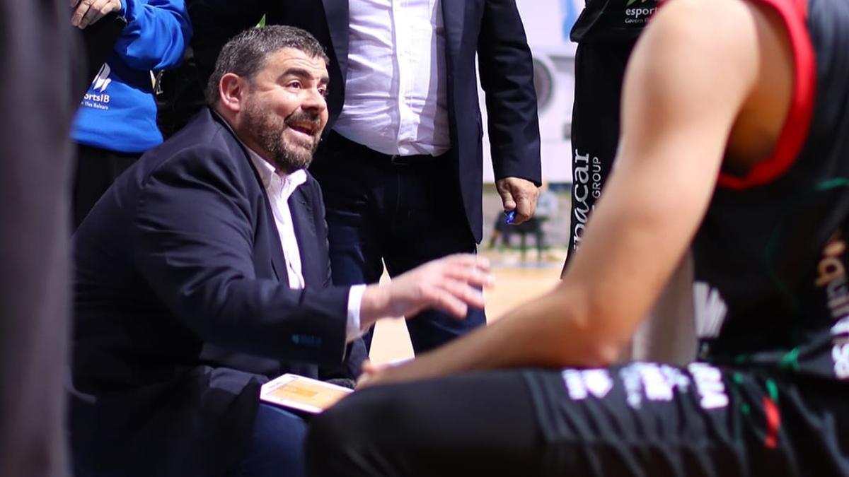 Pau Tomás habla con sus jugadores en un tiempo muerto