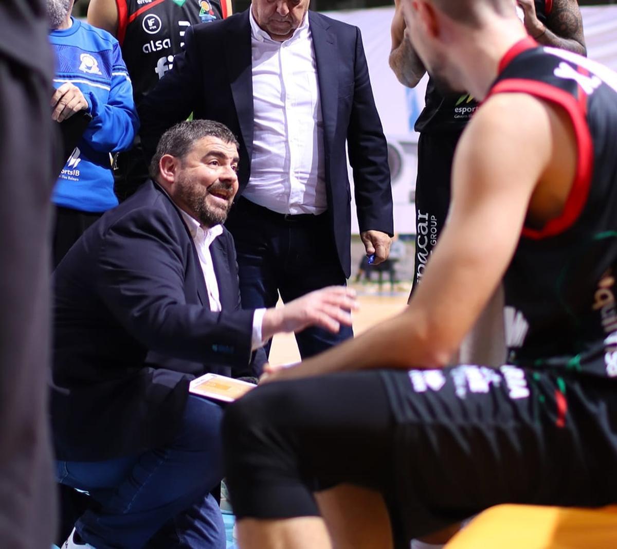 Pau Tomás habla con sus jugadores en un tiempo muerto