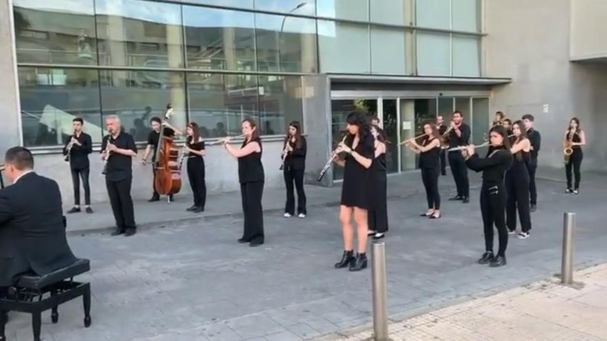 Cáceres protagoniza un anuncio en homenaje a los sanitarios