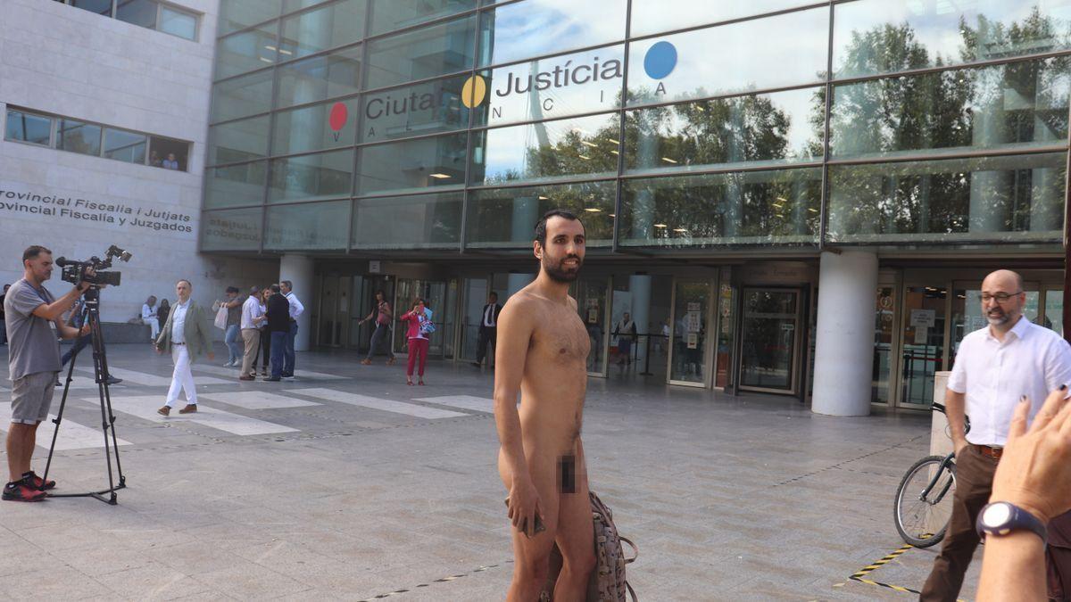 Un joven naturalista acude a juicio desnudo.