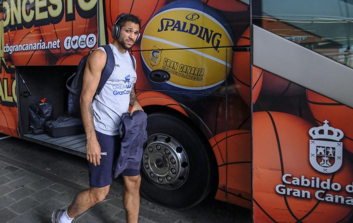 La llegada de los jugadores del CB Gran Canaria tras su descenso