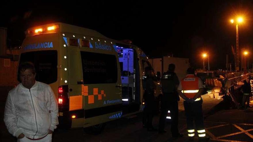 La ambulancia desplazada a Bueu para esperar al barco. // S.A.