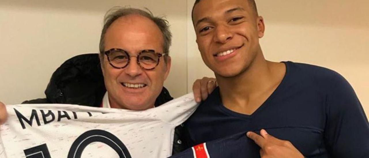 Luis Campos junto a Mbappé, al que conoció y renovó durante su época en el Mónaco. // FDV