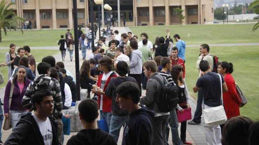 Estudiantes en el campus gijonés, en una imagen de archivo.