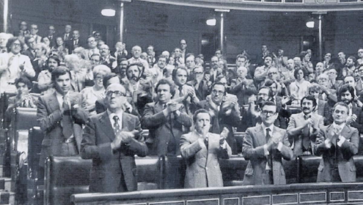 Los diputados, en pie, aplauden la aprobación de la Constitución en el Congreso el 31 de octubre de 1978. A la izquierda, en primer término, Leopoldo Calvo Sotelo; tras él, Felipe González.