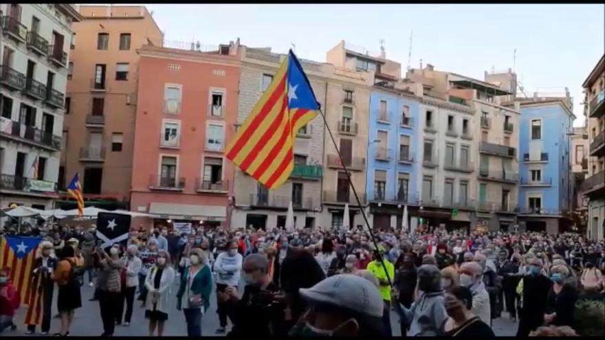 Prop de mig miler de persones protesten a Manresa contra la inhabilitació de Torra