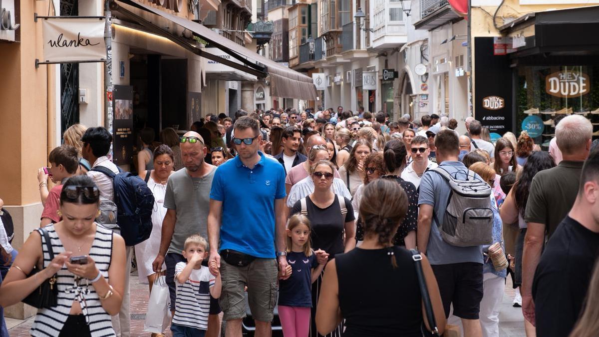 Ciudadanos en la calle Sant Miquel de Palma