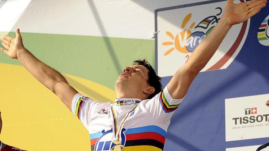 El ciclista alemán Bert Grabsch celebra en el podio la medalla de oro conseguida en la prueba contrarreloj del Campeonato del Mundo de ciclismo que se disputó en Varese, Italia, hoy jueves 25 de septiembre.