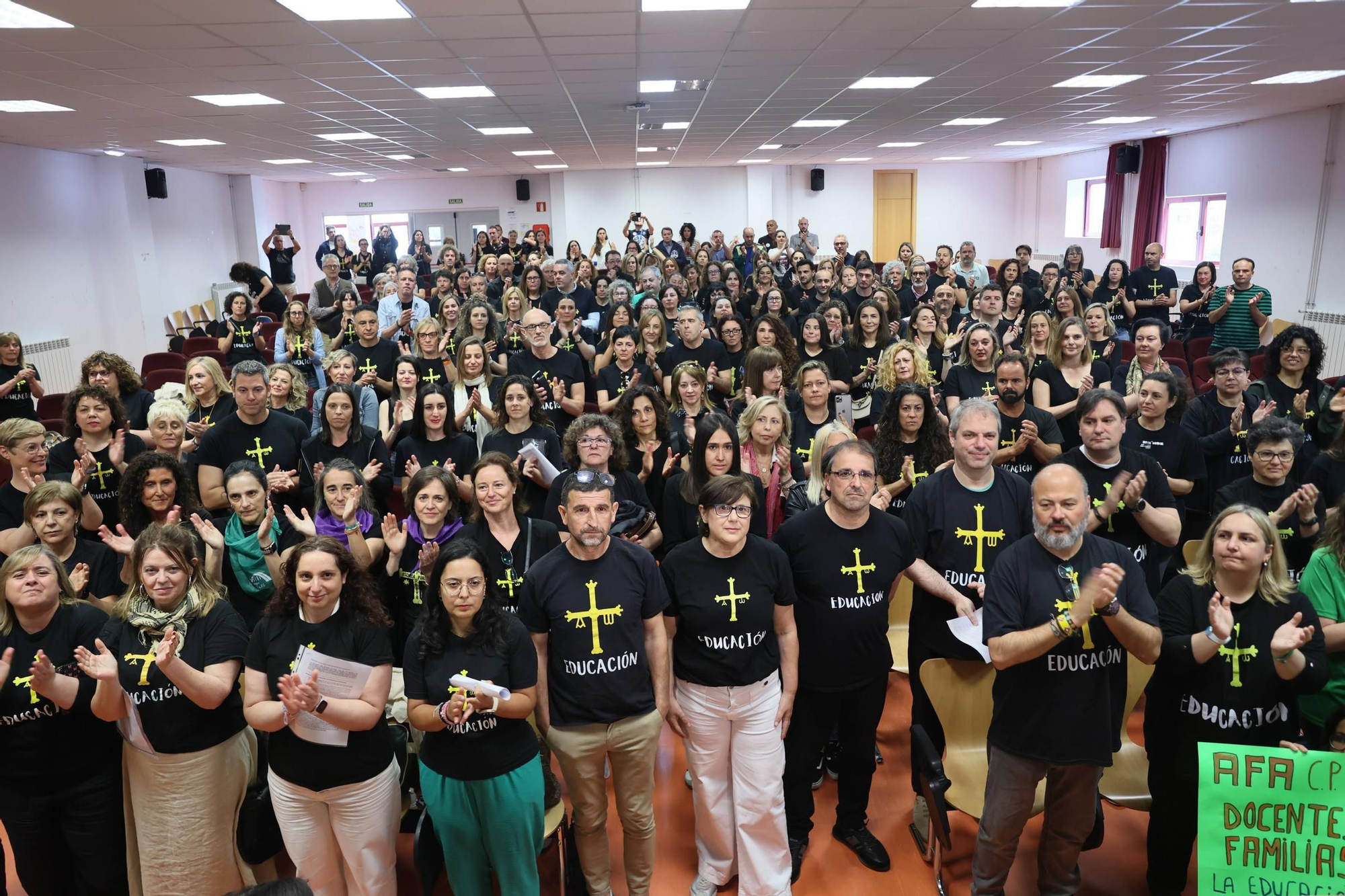 EN IMÁGENES: Concentración de directores de colegio de toda Asturias en el IES La Ería de Oviedo