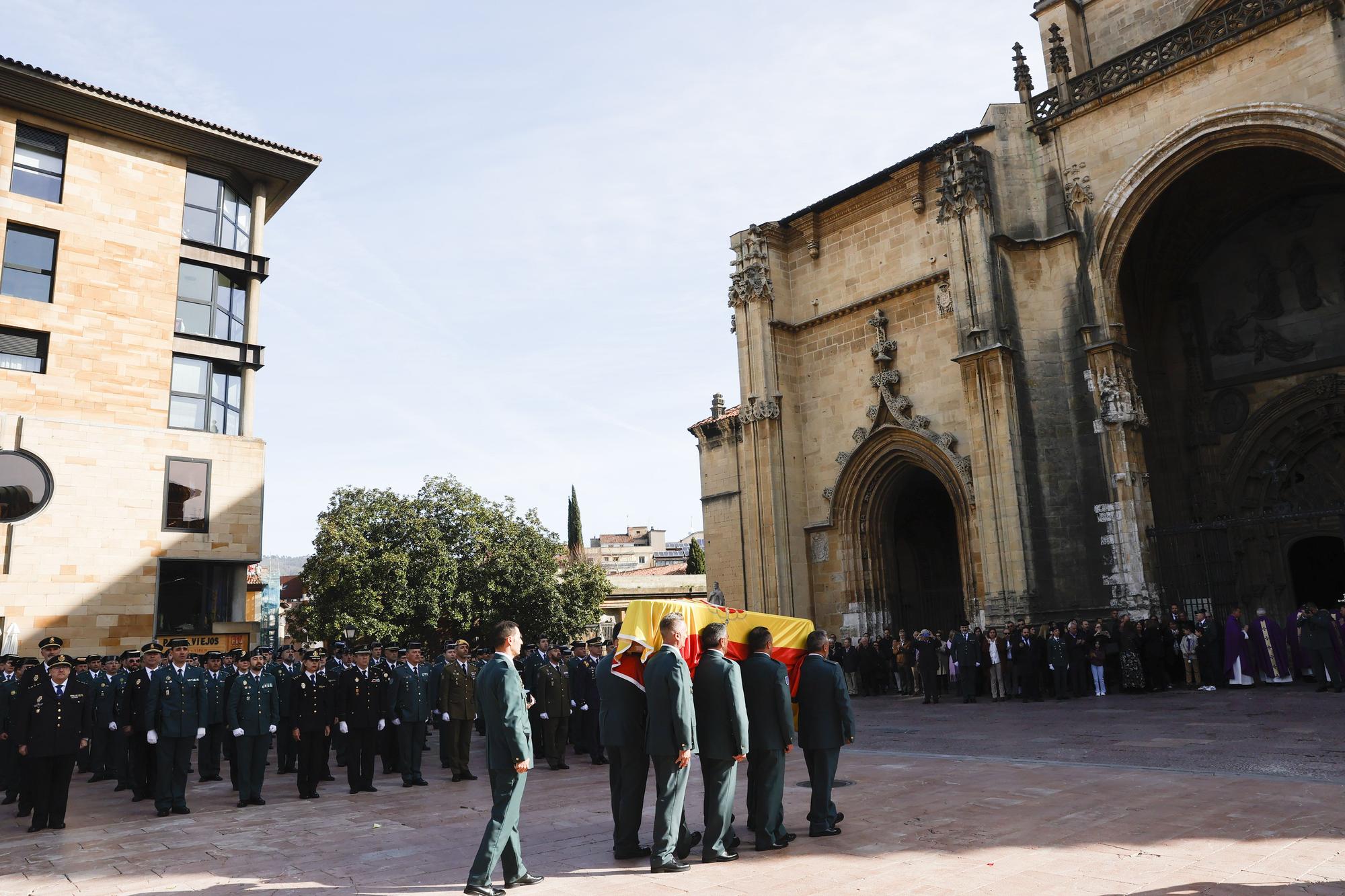 En imágenes: funeral en la catedral de Oviedo del guardia civil que evitó una masacre ciclista en Pravia