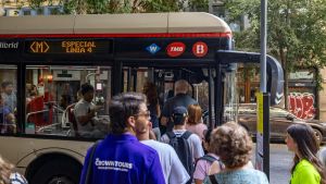 Primer día de cortes en la L4 del metro de Barcelona