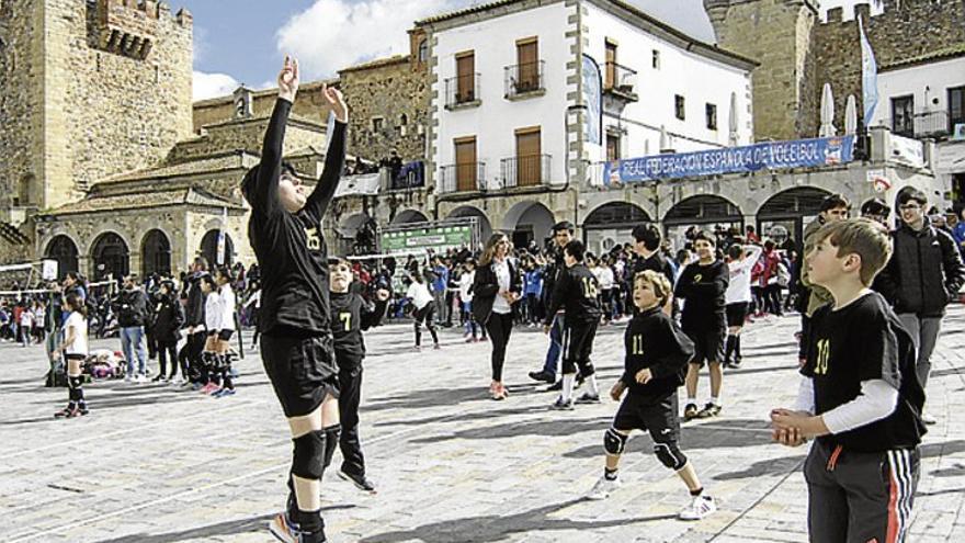 Más de un millar de niños disfrutan del &#039;Pequevoley&#039; en Cáceres