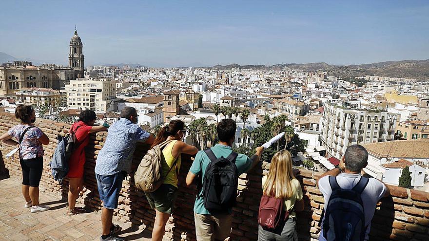 Málaga extenderá la futura ordenanza de las viviendas turísticas a todos los distritos de la capital