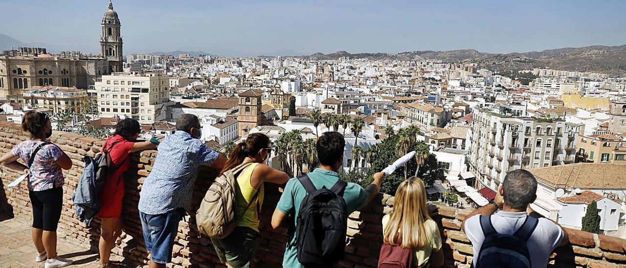 Turistas de visita en Málaga capital.