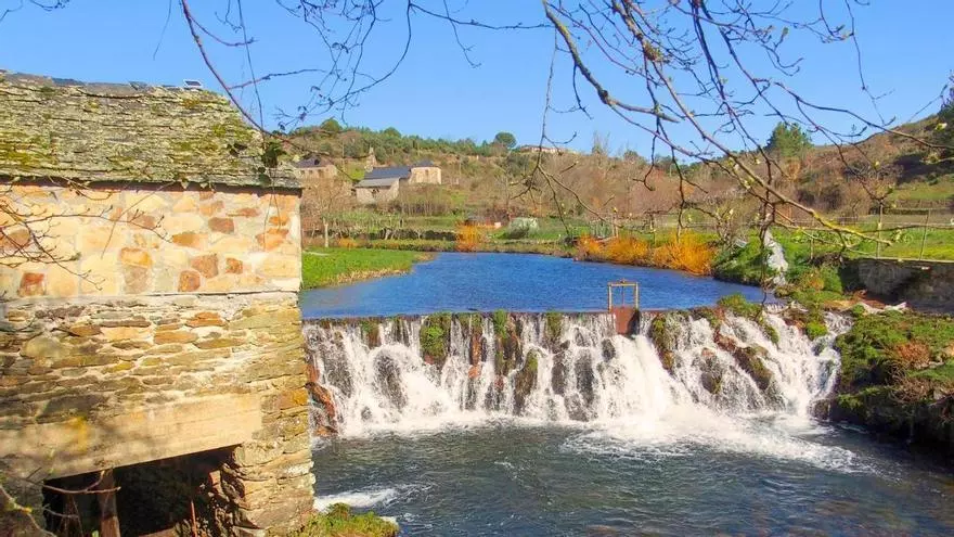 El único pueblo de España con dos usos horarios que es perfecto para una escapada en otoño: tiene dos países y un dialecto en peligro de extinción