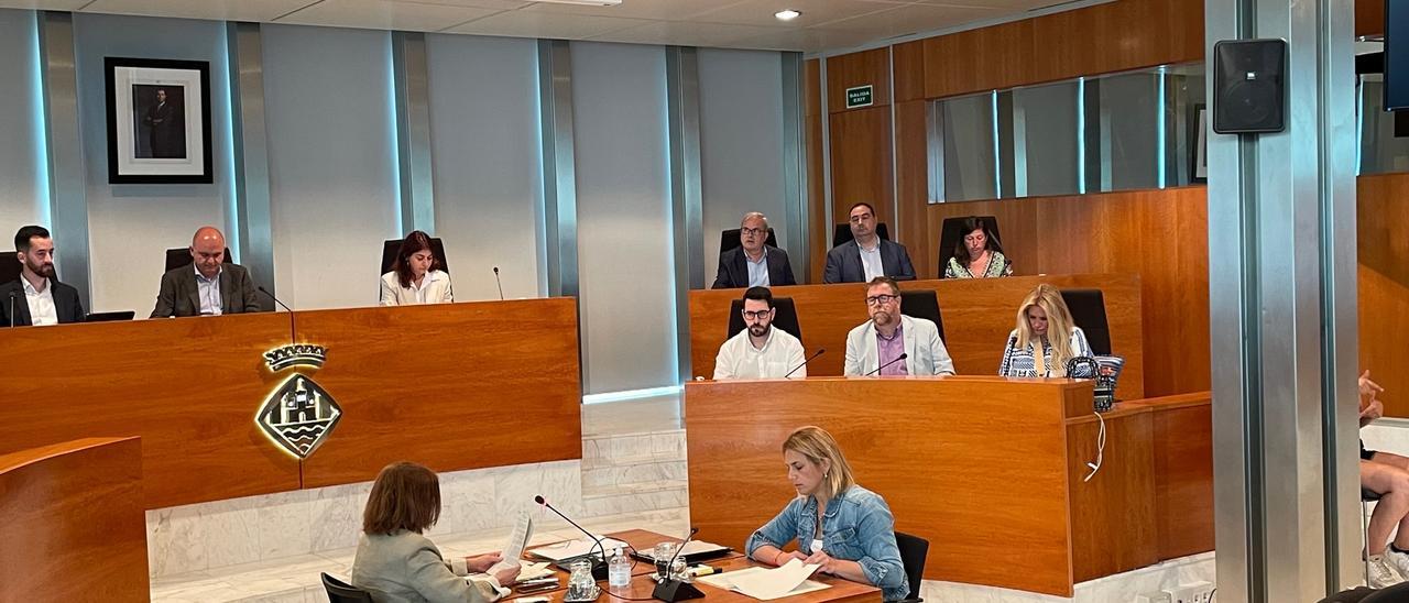 Javier Torres, Vicent Marí y Sara Ramón y, a la derecha, la bancada de los grupos de la oposición, este viernes durante el pleno del Consell de Ibiza.