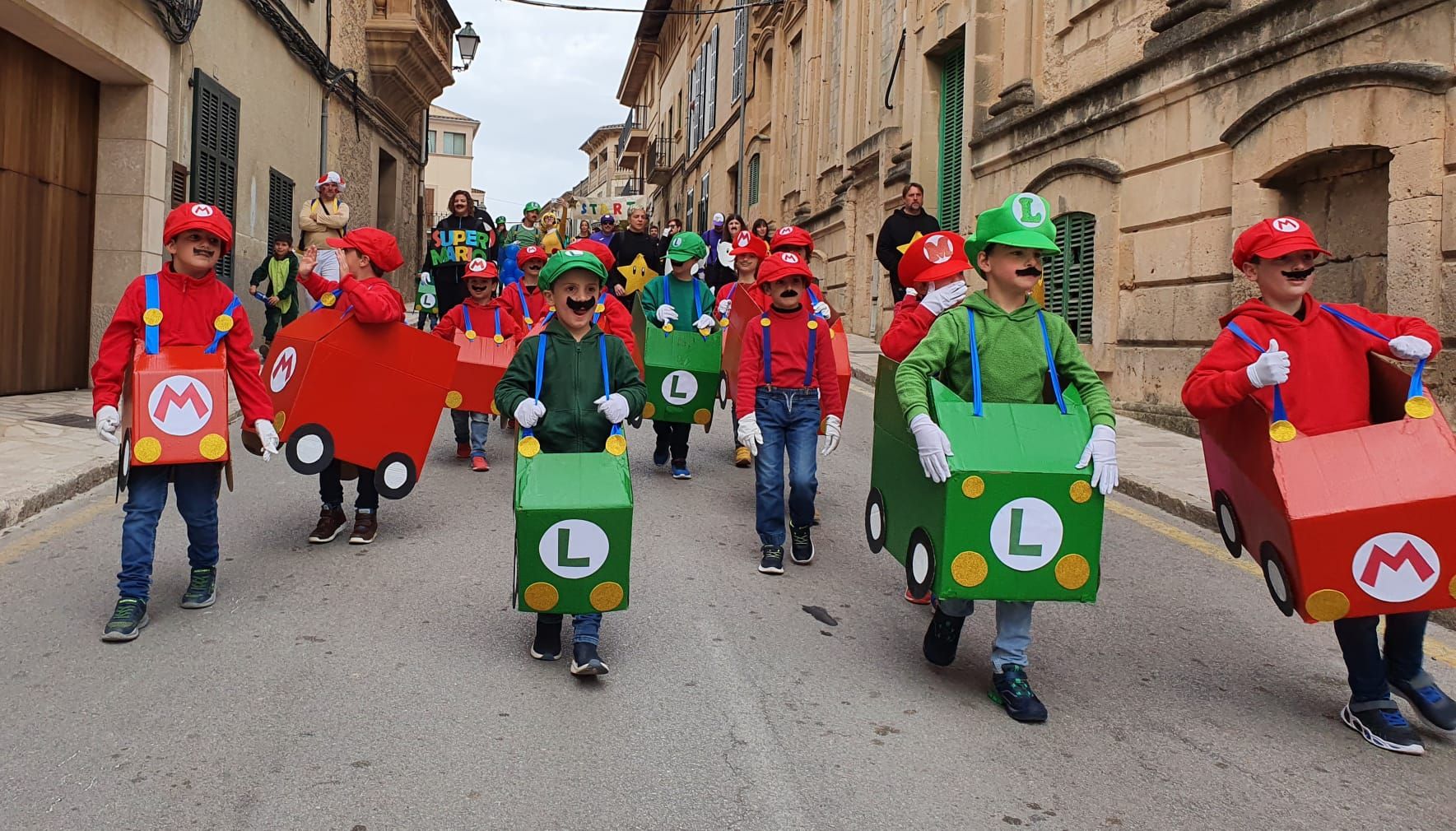 Mario Bros toma las calles de Sant Joan.