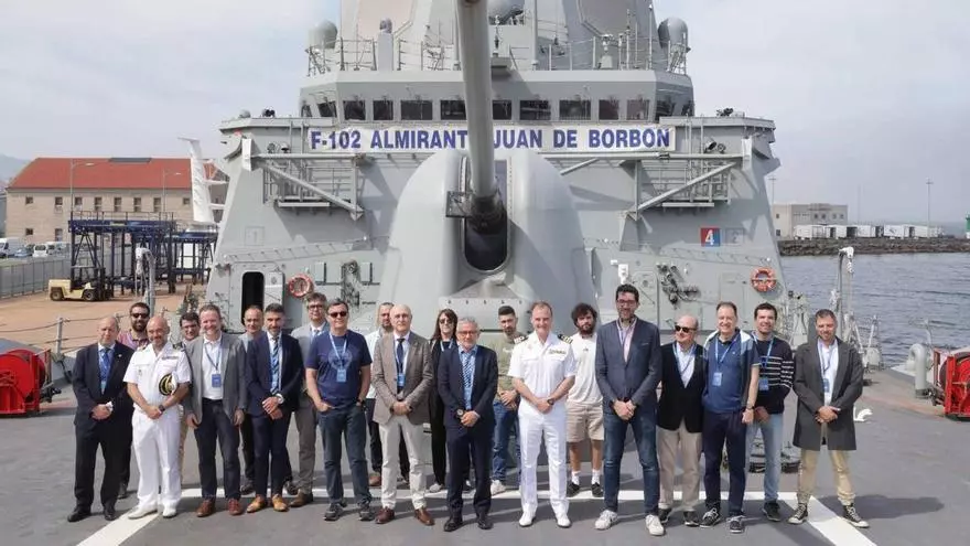 Investigadores del centro atlanTTic de la UVigo asistieron a una visita guiada en la fragata «Almirante Juan de Borbón»