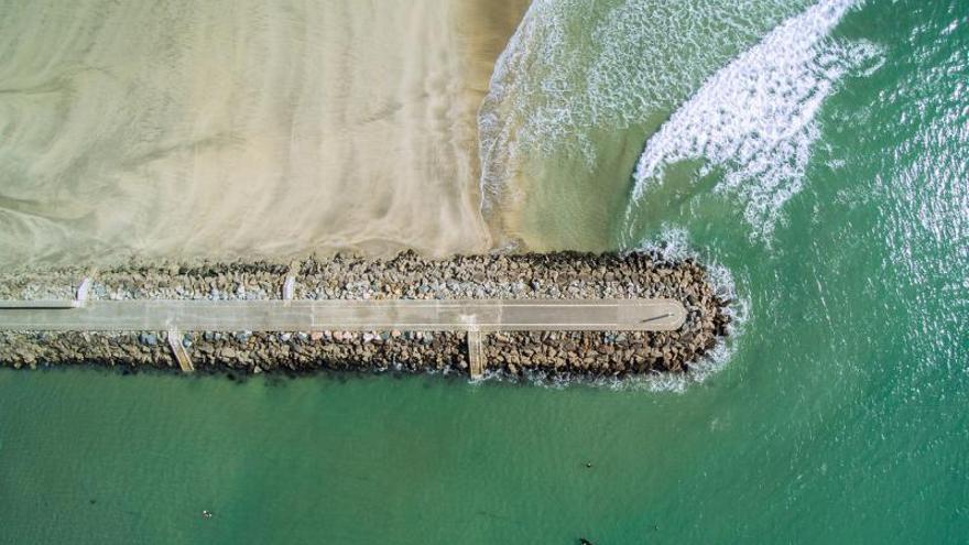 Espigón de Espasante (Ortigueira). El puerto de Espasante, delimitado en sus extremos por dos diques El de la imagen separa la zona portuaria, bastante reciente, de la playa de la Concha, tras la que se ubica la zona urbana de la localidad.  | DAVID GARCÍA-LOUZAO