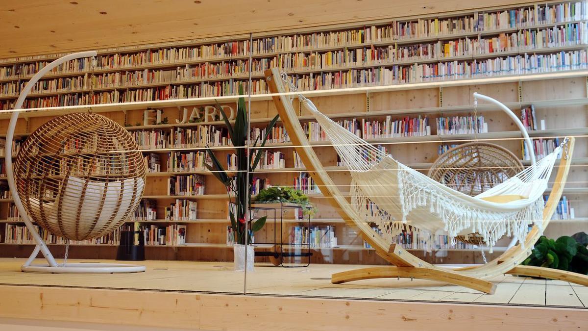 Interior de la nueva biblioteca García Márquez, en la confluencia de las calles de Concilio de Trento y Treball, en el barrio de Sant Martí de Provençals.