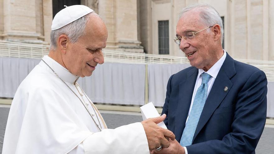 Ciencia de Galicia al Vaticano: el académico Francisco Peña entrega al Papa su tratado de salud ambiental