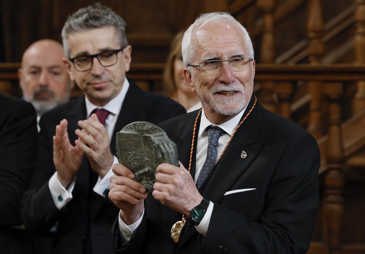 El escritor Luis Mateo Díez recoge su premio Cervantes