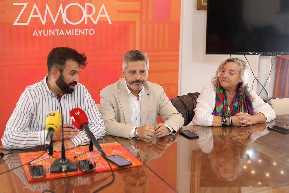 Julio del Valle, en el centro, junto a los concejales David Gago y Auxi Fernández.
