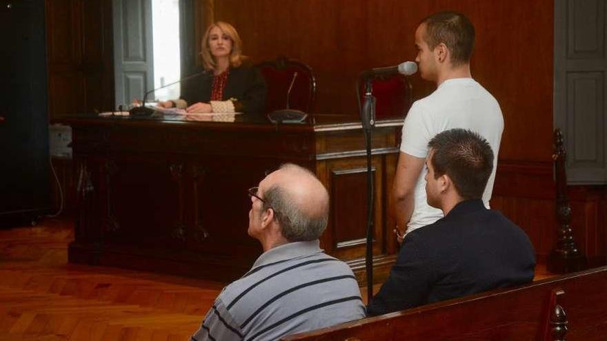 El taxista, a la izquierda, mientras declara uno de los otros dos acusados que lo inculpan. // Rafa Vázquez