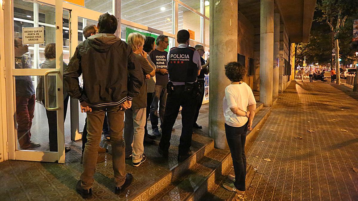 Las instrucciones de los Mossos a los ocupantes de un colegio que será sede electoral para el referéndum en Barcelona.