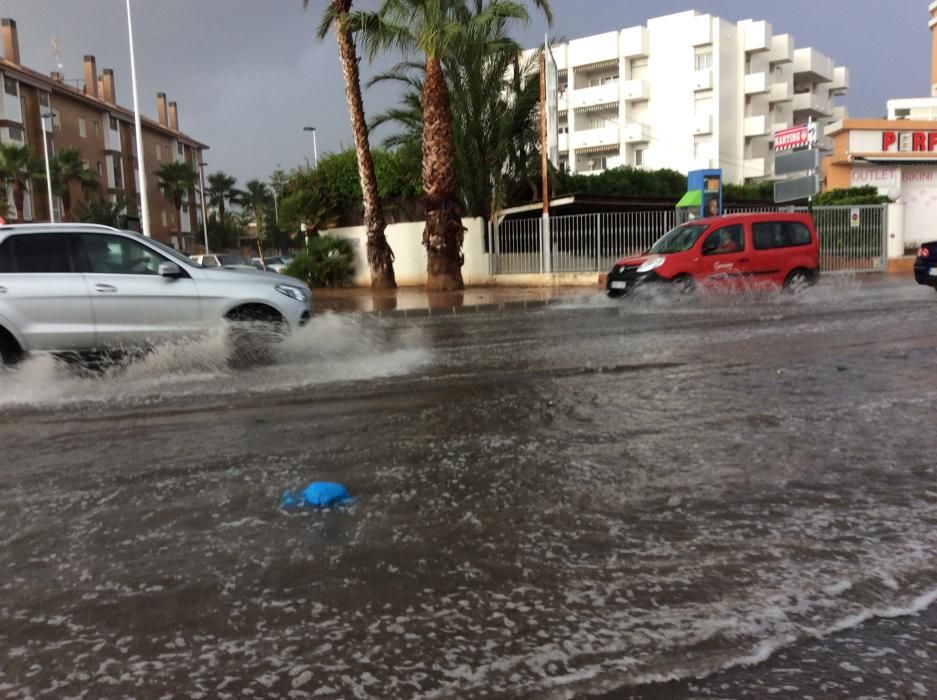 Las lluvias han anegado esta mañana muchas calles de Dénia.