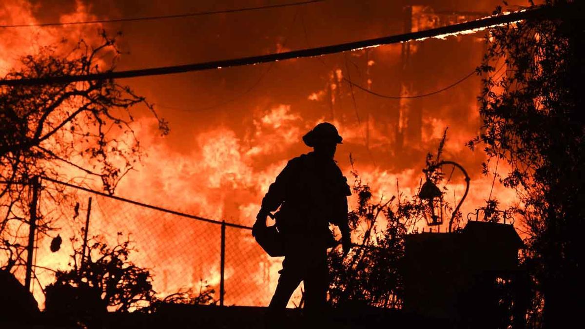 Más de 30 fallecidos y más de 200 desaparecidos en el incendio que afecta a California (EEUU)