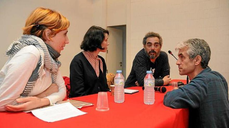 Maria Freixanet, Maria del Mar García i Raimundo Viejo conversen amb Joan Baptista Costa, a l&#039;acte d&#039;ahir