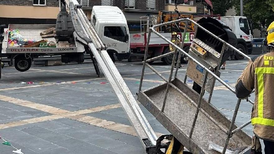 Camió amb cistella elevadora bolcat