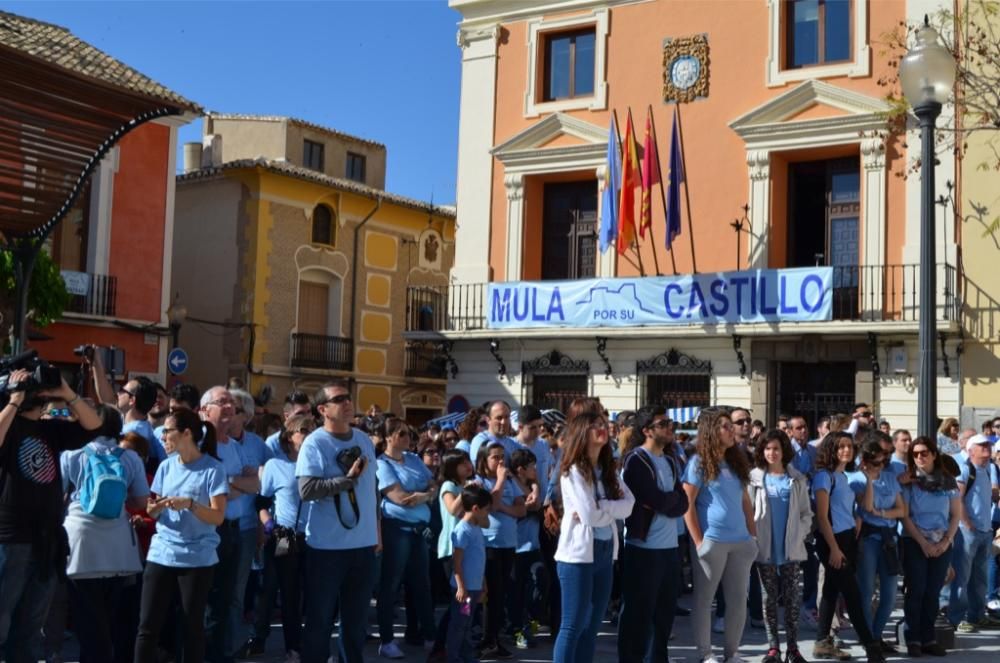 Mula abraza su Castillo