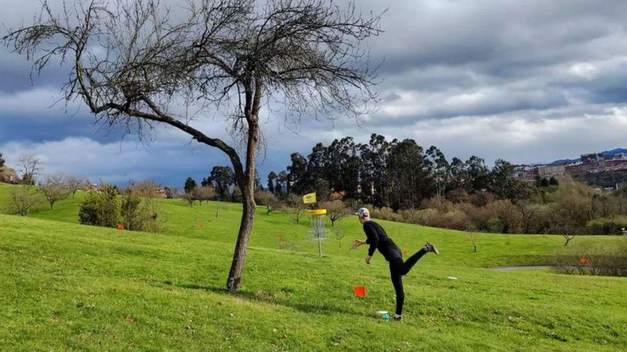 Roland Köur, durante uno de sus lanzamientos en el torneo. | LNE