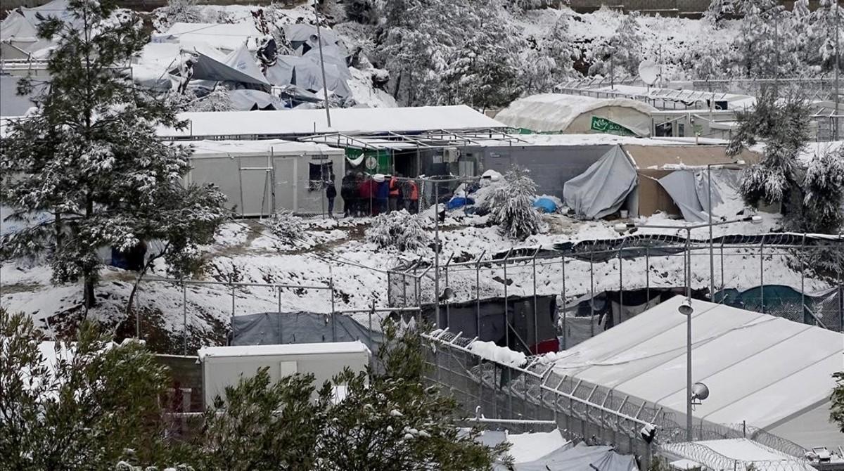 zentauroepp36792929 mor03  moria  greece   07 01 2017   snow covers tents at the170109104536