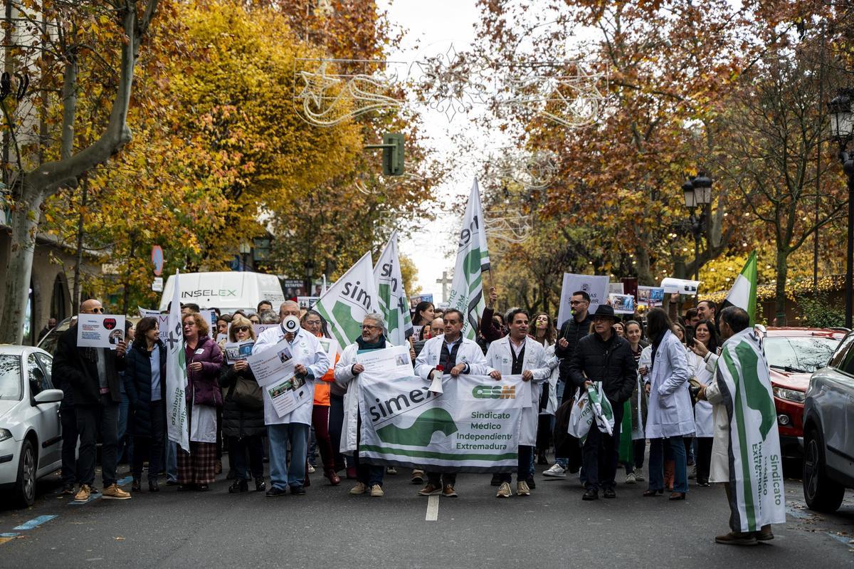 Fotogalería | Los médicos extremeños se manifiestan contra el Estatuto Marco del Ministerio de Sanidad