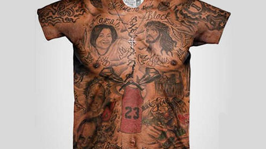 La camiseta que simula los tatuajes de JR Smith.