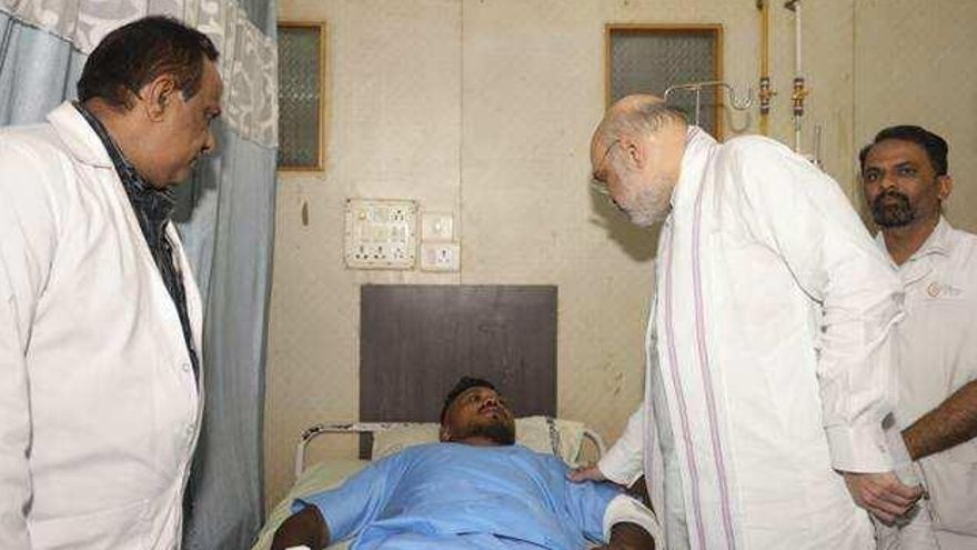 El ministro del Interior de la India, Amit Shah, visita en el hospital a Vishwash Kumar Ramesh, el único superviviente del accidente aéreo.