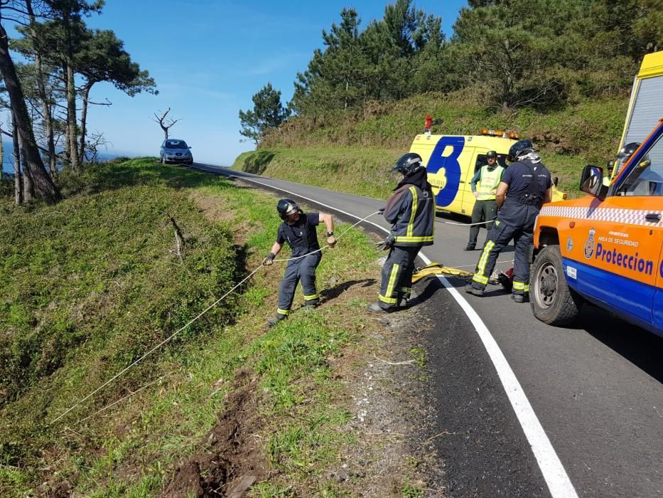 Amplio dispositivo para rescatar a un hombre que cayó por un acantilado en Navia