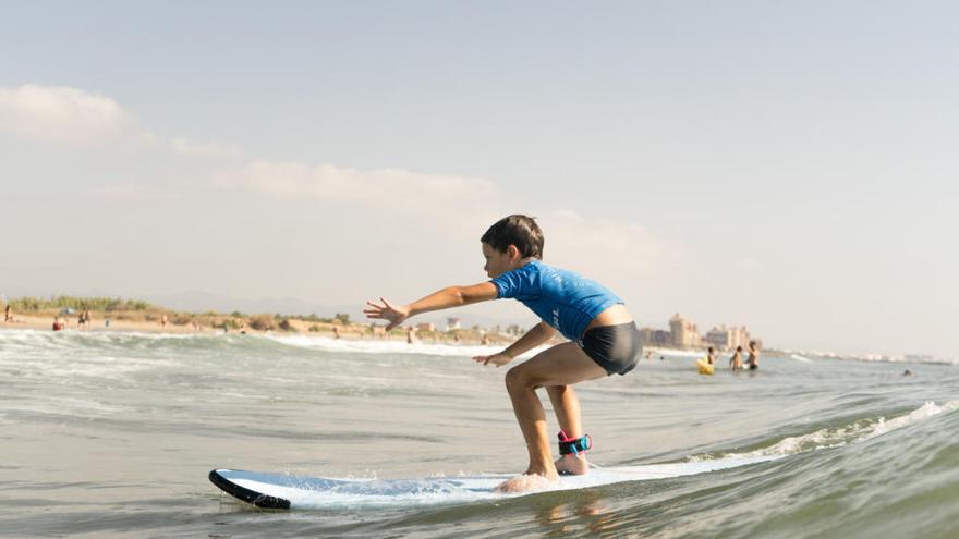 Campus de verano en el mar de Mediterranean Surf.