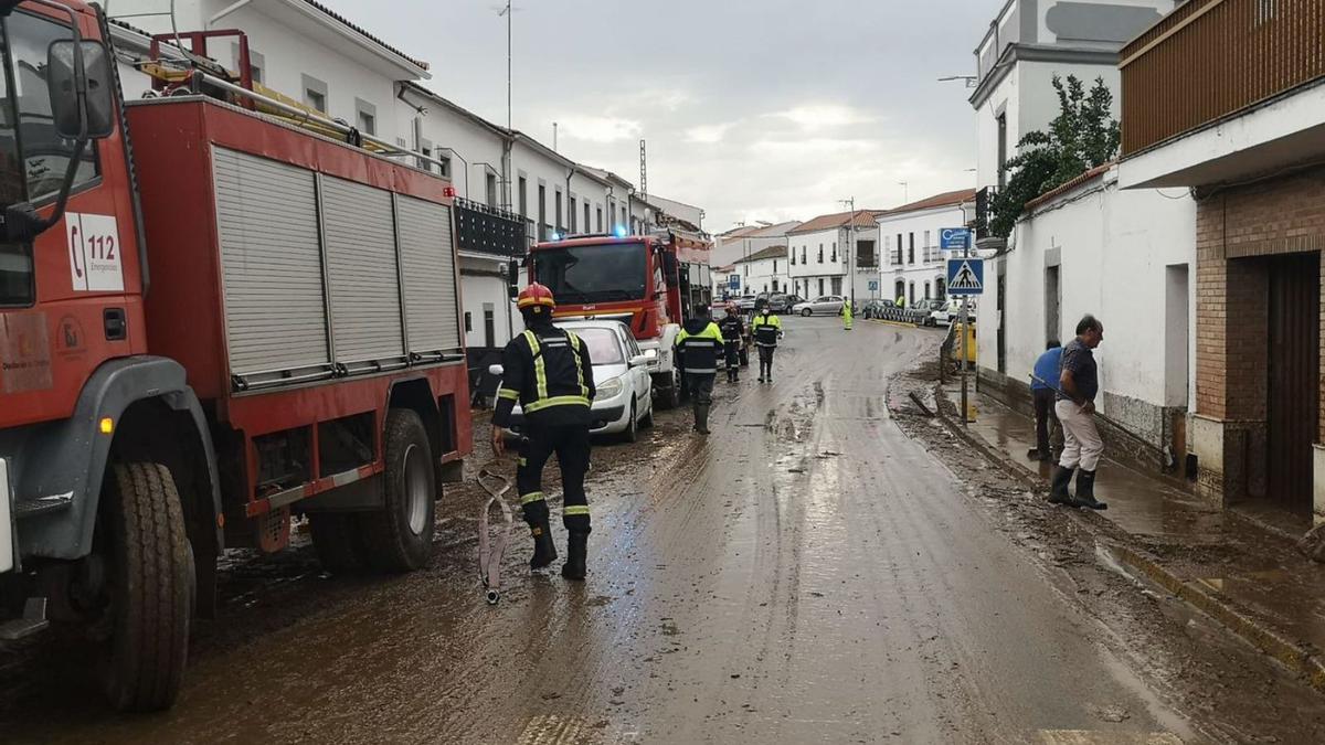 Los bomberos del parque de Pozoblanco intervienen en Alcaracejos tras una tromba de agua.