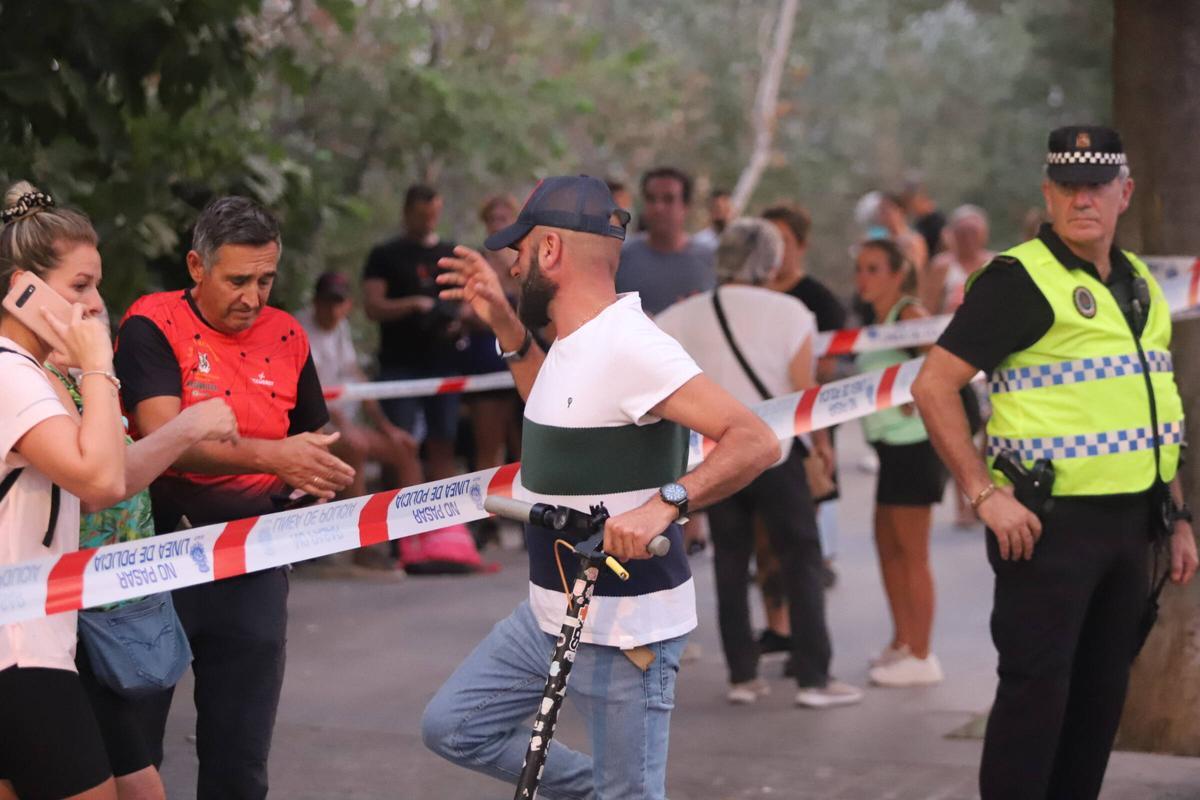 Familiares y amigos tras el hallazgo del cadáver.
