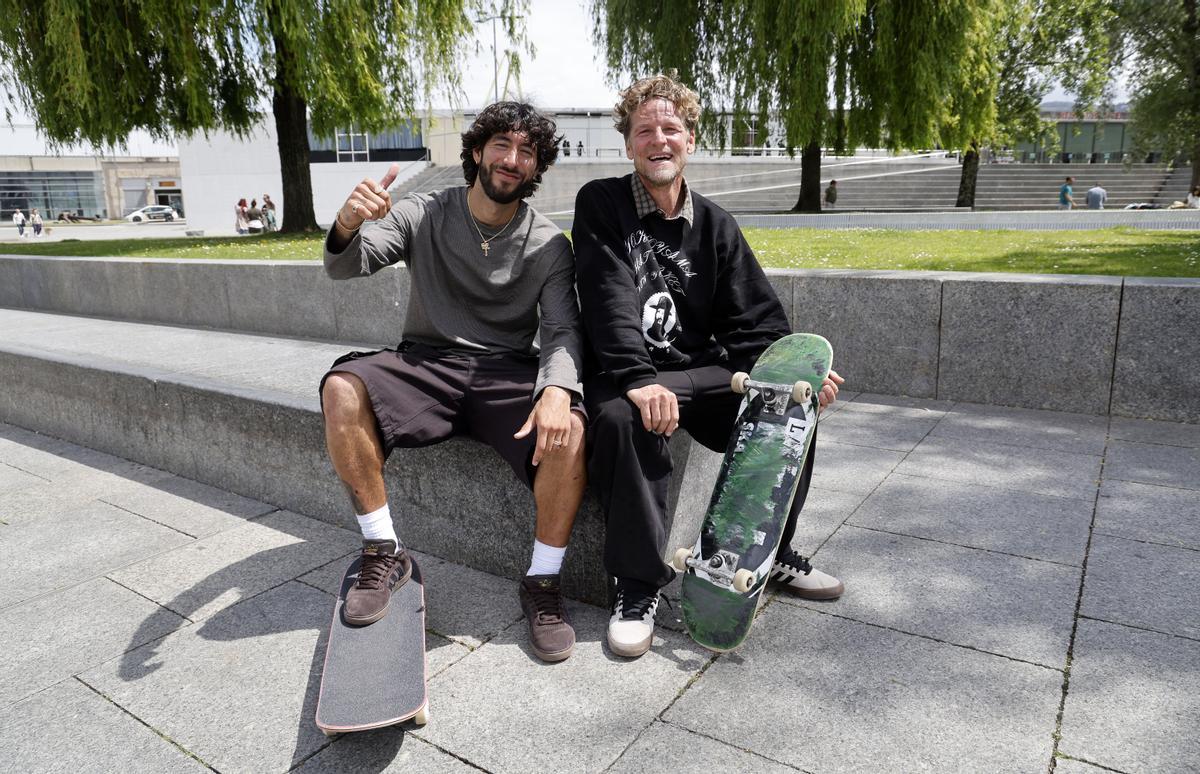 Los skaters Miles Silvas y Dennis Busenitz este domingo en la Praza da Estrela