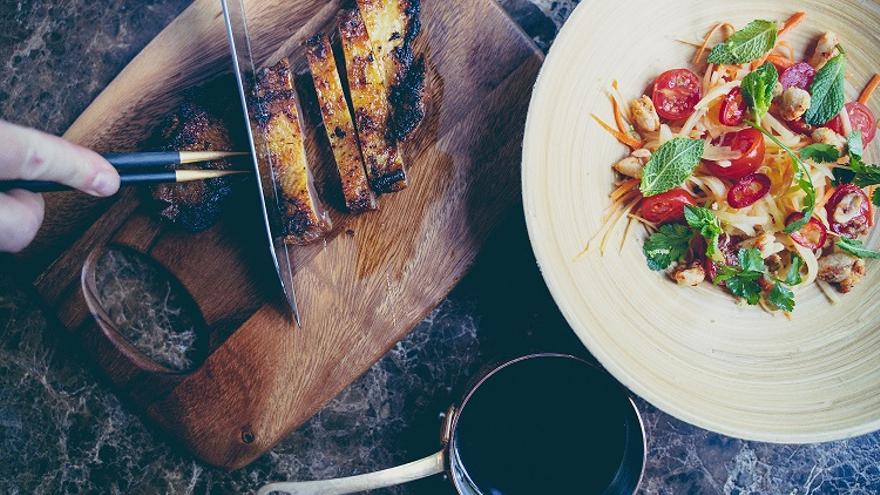 Una receta de vegetales con la carne como elemento secundario.