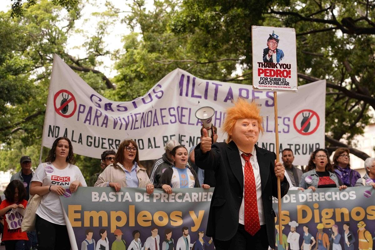 La manifestación del 1 de mayo en Málaga, con una mascota ataviada como Donald Trump.