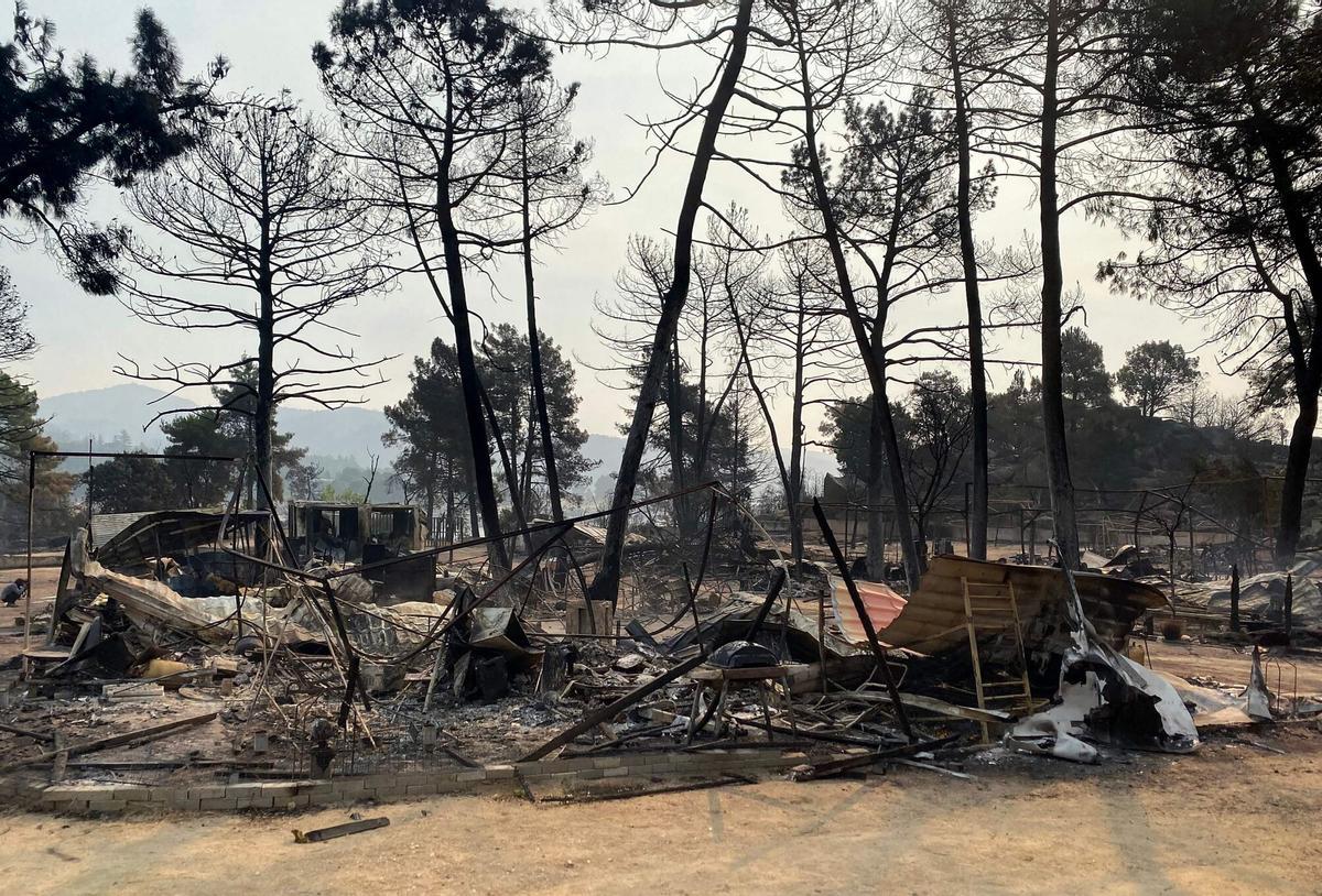 Los restos carbonizados de caravanas y tiendas de campaña se ven después de un incendio forestal en el camping Pantano de Burguillo en El Barraco, a 100 kilómetros al oeste de Madrid, el 27 de julio de 2026.