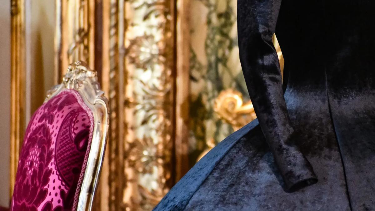 Un vestido de Balenciaga, incluido en la exposición del Louvre.