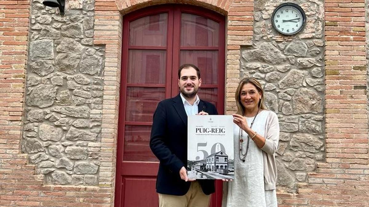 Pol Vila, regidor de Cultura de Puig-reig; i Eva Serra, alcaldessa de Puig-reig