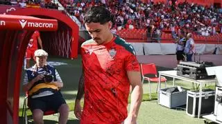 Álex Sola, jugador del Almería, da positivo en alcoholemia tras estamparse contra dos coches aparcados